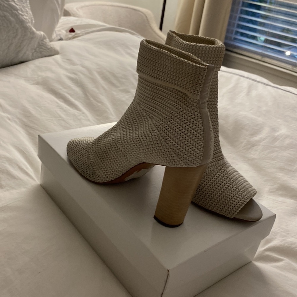 Women Highhill shoes - Picture 2 of 5